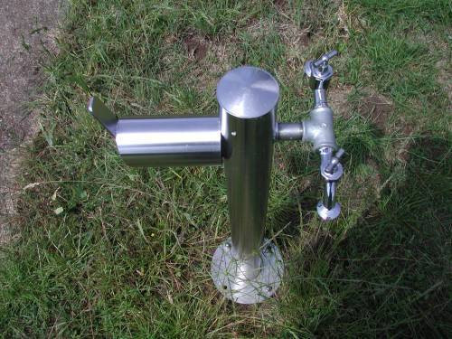Wasserzapfsäule Edelstahl rund mit 2 Auslaufhähnen und Schlauchhalter