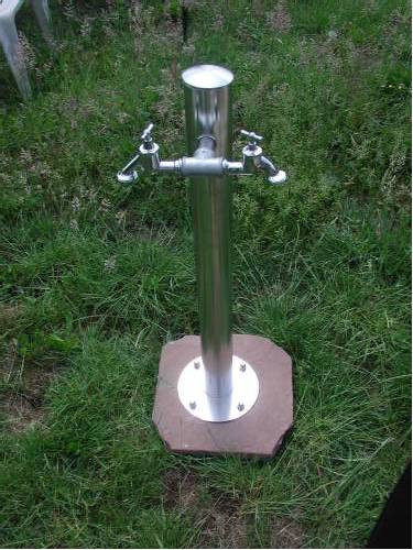Wasserzapfsäule aus Edelstahl rund mit 2 Auslaufhähnen